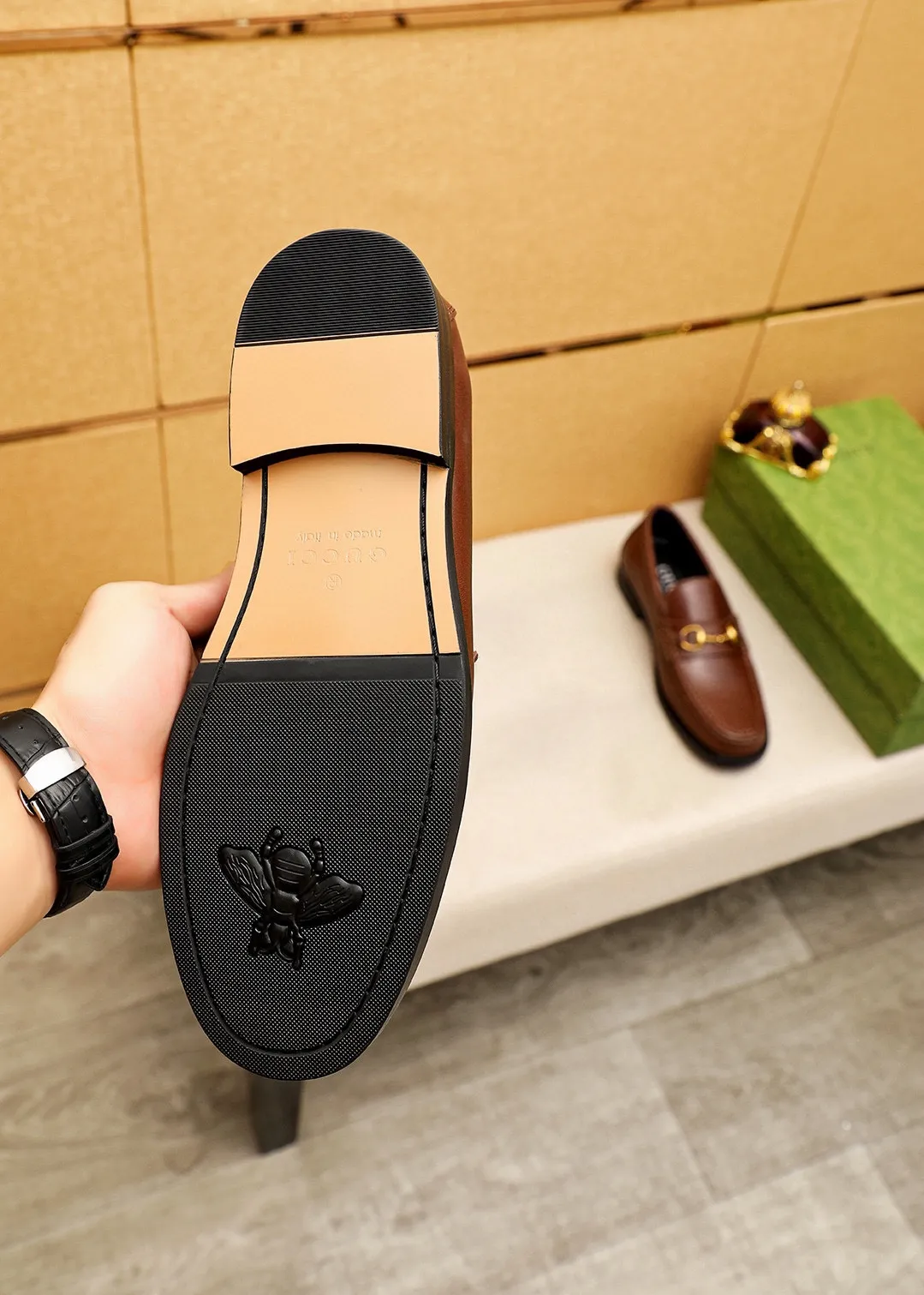 Men's shoes 💰460 💐 Product trademark: GUCCI "Gucci" casual leather shoes Regular size: 38-44 (45🉑️customized) Product materials: Selected imported first-layer calfskin upper + luxury hardware buckle, imported water-dyed cowhide leather lining. Strong three-dimensional visual effect, original combination outsole Color: 3⃣️colors available